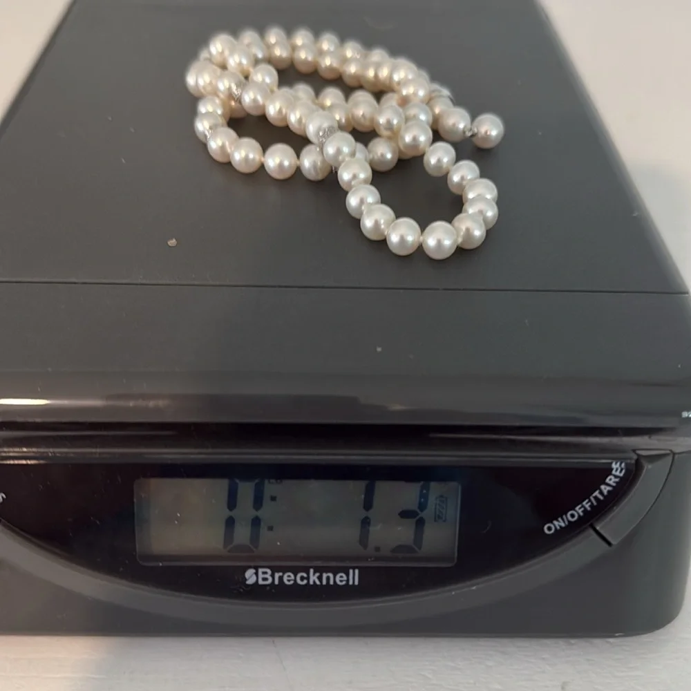 Vintage 20 inch high quality costume pearl necklace.
FINAL MARKDOWN. - Picture 10 of 11